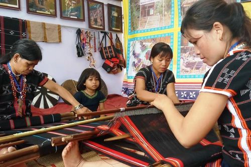 Bảo tồn văn hóa trong phát triển du lịch