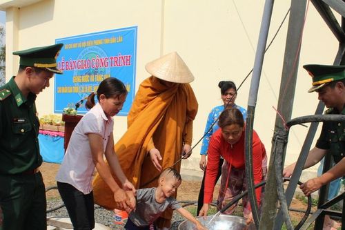 Đắk Lắk: Bàn giao giếng nước cho người dân xã biên giới Ia Rê