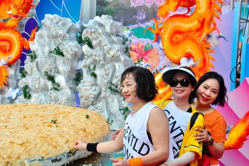 Hàng trăm người cùng thưởng thức 'siêu' chả mực 210 kg