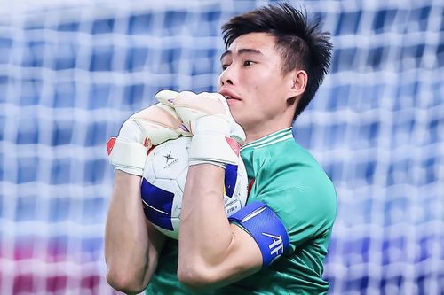 Trọng tài V.League: 'Văn Chuẩn lỗi rõ ràng'