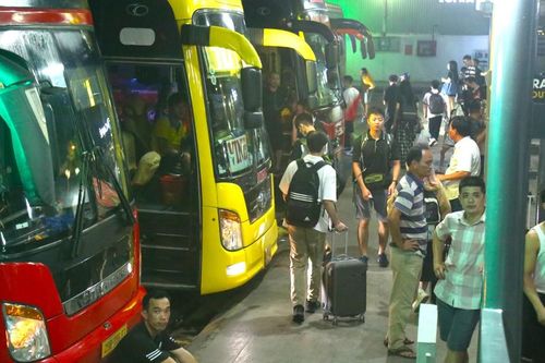 Về quê nghỉ lễ, hàng nghìn người dân đến bến xe lúc nửa đêm