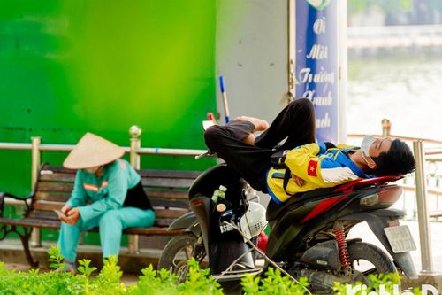 Hà Nội: Người lao động oằn mình mưu sinh dưới thời tiết nắng nóng như đổ lửa