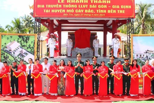 Khánh thành bia truyền thống lực lượng vũ trang Sài Gòn-Gia Định tại Bến Tre