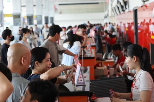 Sân bay Nội Bài, Tân Sơn Nhất đón hơn 209.600 khách ngày đầu nghỉ lễ 30/4