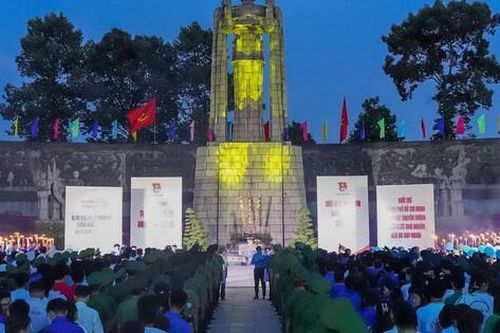 TPHCM thắp sáng hàng nghìn ngọn nến tri ân các Anh hùng liệt sĩ