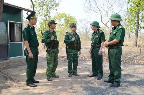 Kiểm tra, động viên cán bộ, chiến sĩ Biên phòng đang thực hiện nhiệm vụ trên biên giới trong dịp nghỉ lễ