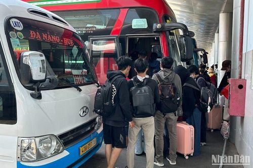 Bến xe, ga tàu chật kín hành khách rời Đà Nẵng ngày đầu nghỉ lễ