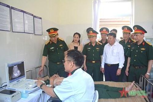 Ấm tình quân dân