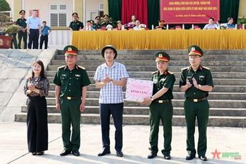 Lãnh đạo các huyện, thành phố thuộc tỉnh Lai Châu thăm, động viên chiến sĩ mới