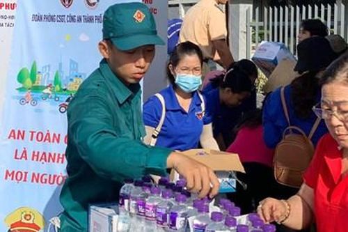 Lực lượng dân quân TP Thủ Đức hỗ trợ phát nước uống cho người dân về quê
