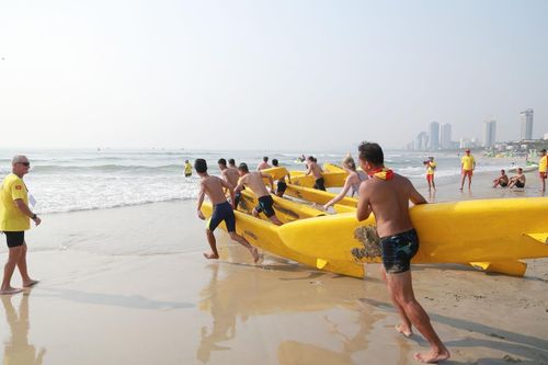 Nhân viên cứu hộ biển quốc tế tranh tài cùng các đồng nghiệp Việt Nam trên bãi biển Đà Nẵng