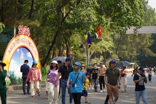 Đông đảo du khách đổ về các điểm du lịch miền Trung