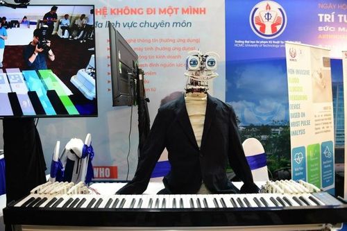Sinh viên chế tạo robot chơi piano