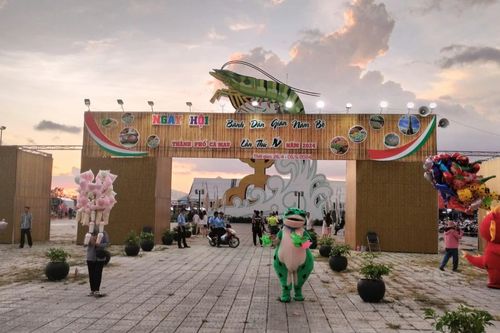 Hàng ngàn lượt khách thích thú tham quan Ngày hội bánh dân gian Nam bộ