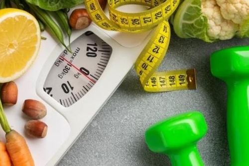 Tự kiểm tra cân nặng mỗi sáng giúp tránh tăng cân trong kỳ nghỉ lễ