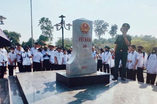 Phối hợp tổ chức Chương trình 'Tiết học biên cương' cho học sinh khu vực biên giới