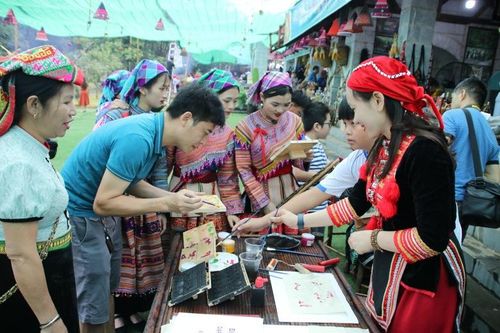 Trải nghiệm chợ phiên vùng cao giữa Thủ đô dịp nghỉ lễ