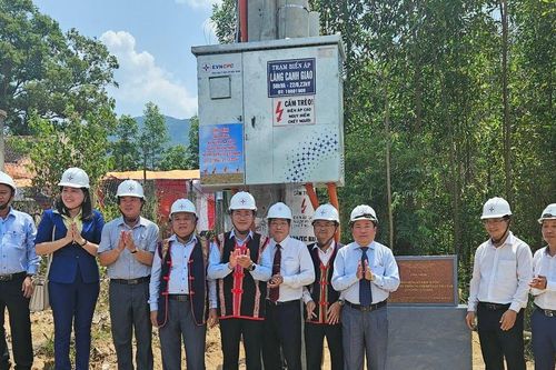 Làng Canh Giao đón điện lưới sau 49 năm thống nhất đất nước