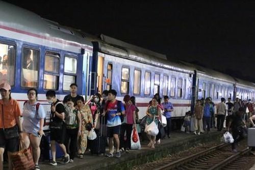 Người dân ùn ùn về quê nghỉ lễ, ga Vinh đông đúc