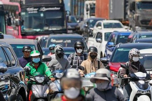 Nắng đổ lửa, mệt mỏi vì kẹt 'không lối thoát' ở TPHCM ngày đầu nghỉ lễ 30/4