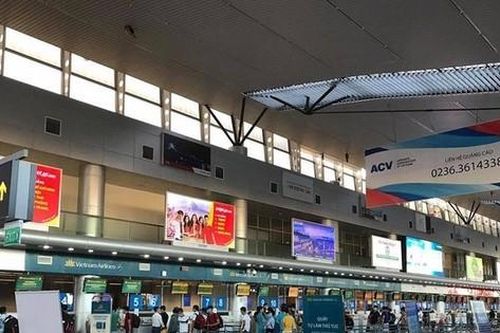 Khách nam mải nói chuyện bỏ quên 300 triệu ở sân bay