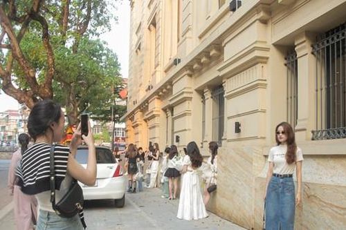 Giới trẻ xếp hàng dài check in bức tường đậm chất Thượng Hải trên phố Lò Sũ