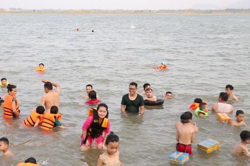 Nắng nóng gay gắt, người dân đổ xô ra sông Lam giải nhiệt
