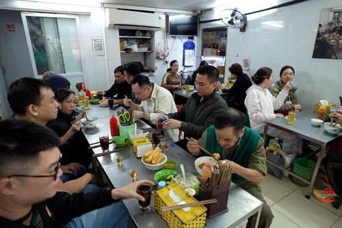 Khách Hàn khen hết lời, húp cạn bát phở ở quán quen của HLV Park tại Hà Nội