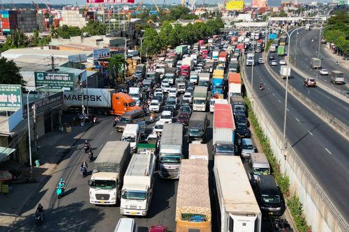 Ùn tắc gần 10 km, người dân chật vật rời TP.HCM trong ngày đầu nghỉ lễ