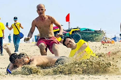 Cứu hộ viên xuất sắc của các bãi biển quốc tế tụ về Đà Nẵng tranh tài gay cấn