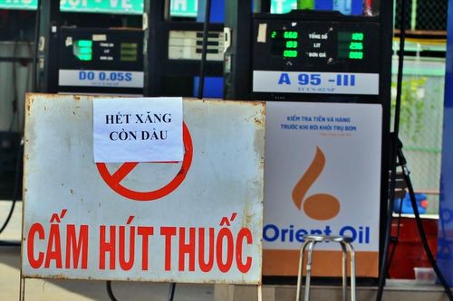 Các hành động nguy hiểm bị nghiêm cấm khi đổ xăng, dầu cho xe