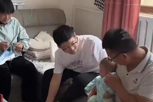 Đưa em trai về sống cùng nhà chồng, người phụ nữ khóc nghẹn khi xem camera