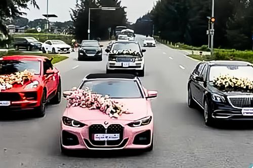 Đoàn xe sang rước dâu dừng, đỗ giữa đường ở Hải Dương chụp ảnh