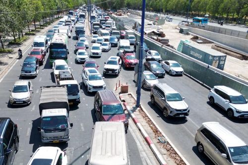 Ngày đầu nghỉ lễ 30/4-1/5: Tân Sơn Nhất thông thoáng, cửa ngõ TP.HCM kẹt cứng