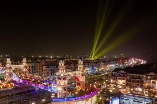 Biển người đổ về 'Hàn Quốc thu nhỏ' K-Town trong ngày khai trương
