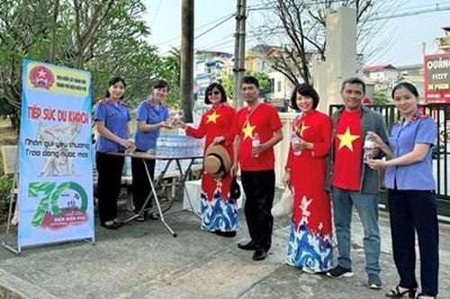 VKSND thành phố Điện Biên Phủ tổ chức điểm phục vụ nước miễn phí tặng khách du lịch