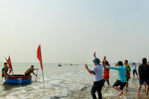 Cuốn hút giải đua thuyền mủng đầu tiên ở biển Cửa Lò