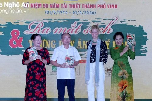 Ra mắt cuốn sách 'Nhà tầng hồi nớ...' nhân dịp kỷ niệm 50 năm tái thiết thành phố Vinh
