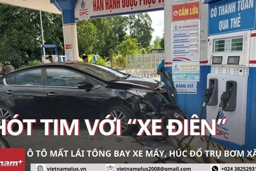 Thót tim khoảnh khắc ô tô 'điên' hất văng xe máy, húc đổ trụ bơm xăng
