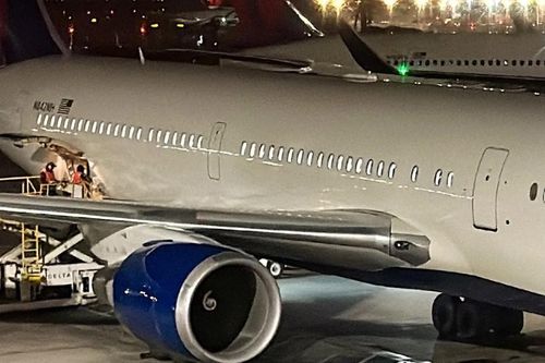 Mỹ: Cầu trượt thoát hiểm rơi khỏi máy bay Boeing chở 183 người
