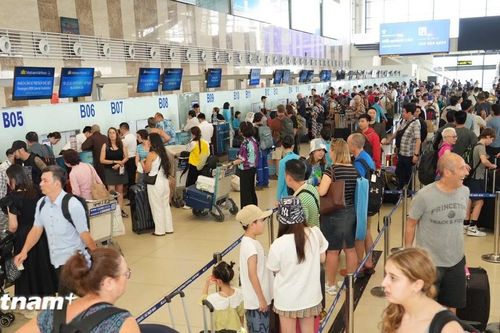 Sân bay Nội Bài và Tân Sơn Nhất đón hơn 209.600 khách ngày đầu nghỉ lễ 30/4