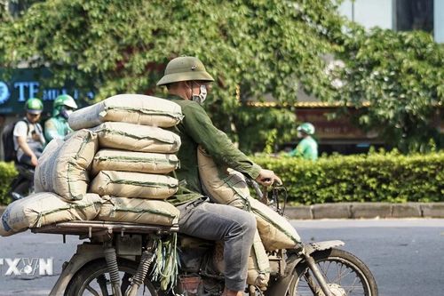 Người dân vất vả mưu sinh giữa thời tiết nắng nóng gay gắt