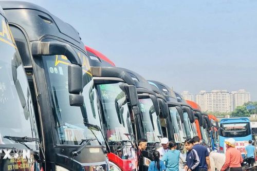 Dịch vụ vận tải dịp lễ 30/4 và 1/5: Nơi 'cháy vé,' nơi 'dài cổ' chờ khách