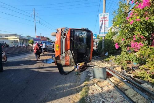 Long An: Xe chở hơn 40 công nhân lao lên dải phân cách, lật ngang trên Quốc lộ 1