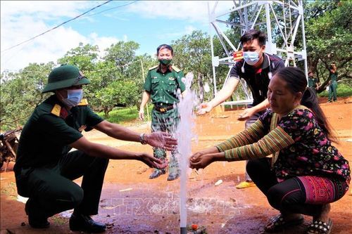 Trung đoàn 720 vận chuyển mỗi ngày 500m3 nước sạch giúp dân qua 'cơn khát'