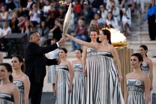 Olympic Paris 2024: Bắt đầu hành trình đưa ngọn đuốc tới Pháp