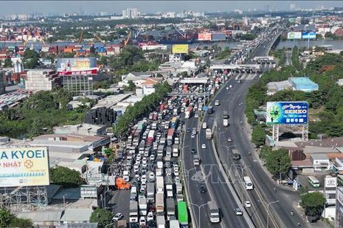 Ùn tắc gần 10 km, người dân chật vật di chuyển qua cửa ngõ Đồng Nai