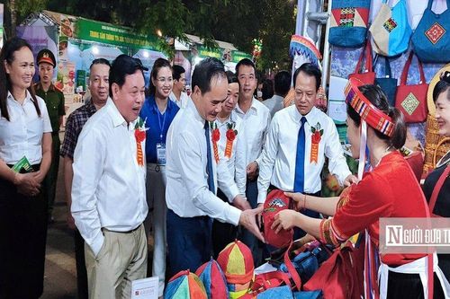 Tuyên Quang: Níu chân du khách bằng sắc màu thổ cẩm