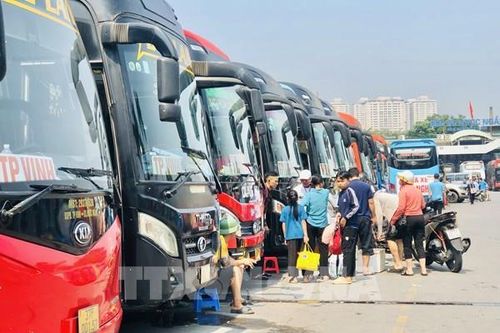 Dịch vụ vận tải lễ 30/4 – 1/5: Nơi 'cháy' vé, nơi 'dài cổ' chờ khách