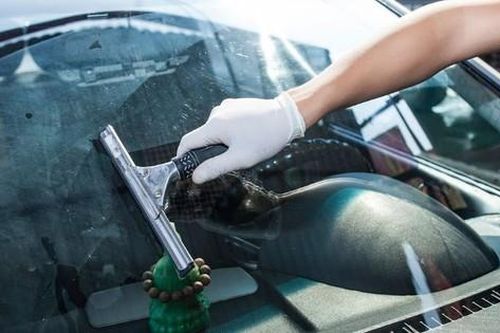 Cách tẩy vết ố mốc trên kính ô tô
